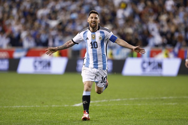 Messi phá kỷ lục 