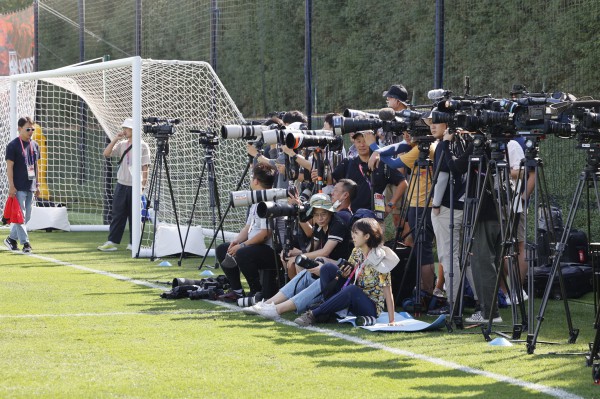 Nhà báo được vào sân xem bất kỳ trận đấu World Cup nào? Và miễn phí?
