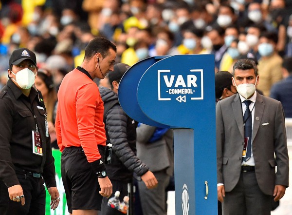 VAR vẫn gây tranh cãi và World Cup 2022 không ngoại lệ VAR vẫn gây tranh cãi và World Cup 2022 không ngoại lệ