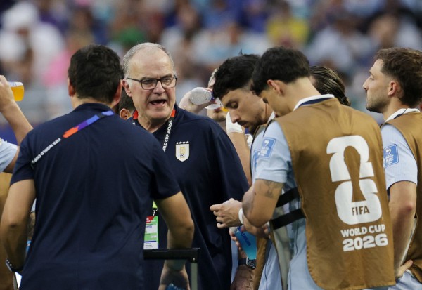 Cầu thủ Uruguay phản ứng dữ dội HLV Bielsa trước trận quyết đấu Tây Ban Nha