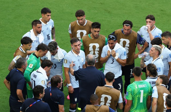 Cầu thủ Uruguay phản ứng dữ dội HLV Bielsa trước trận quyết đấu Tây Ban Nha