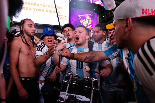 CĐV Argentina và Algeria ẩu đả, màn đấu trí giữa Messi với con trai Zidane sẽ cực nóng CĐV Argentina và Algeria ẩu đả, màn đấu trí giữa Messi với con trai Zidane sẽ cực nóng