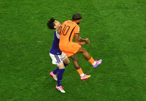 Depay gây phẫn nộ vì đánh vào mặt cầu thủ Nhật Bản, video lộ chứng cứ ‘rành rành’: VAR bị réo tên Depay gây phẫn nộ vì đánh vào mặt cầu thủ Nhật Bản, video lộ chứng cứ ‘rành rành’: VAR bị réo tên