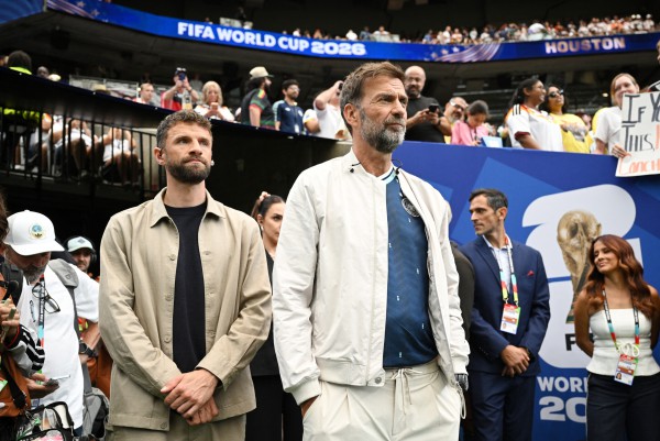 HLV Klopp ‘xin áo’ Mac Allister, nhìn Messi đầy ngưỡng mộ: Thốt một câu cực hay
