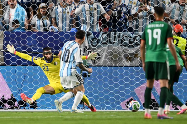HLV Scaloni ngất ngây hạnh phúc: ‘Không còn từ ngữ nào nữa để miêu tả Messi’