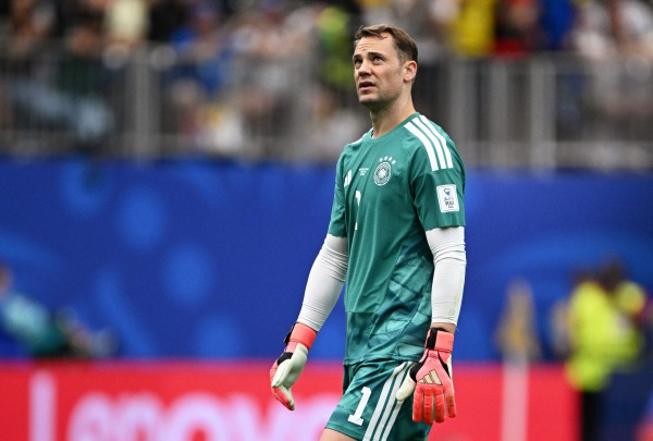 Manuel Neuer vi phạm luật FIFA ngày tái xuất đội tuyển Đức, may mắn thoát án phạt Manuel Neuer vi phạm luật FIFA ngày tái xuất đội tuyển Đức, may mắn thoát án phạt