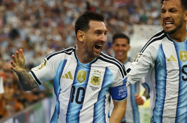 Messi đảo ngược tình thế trong cuộc đua Vua phá lưới World Cup: Bỏ xa Ronaldo, kém một người