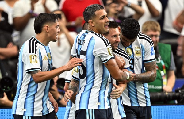 Messi lập cú đúp phá kỷ lục mọi thời đại World Cup: Argentina thắng Áo 2-0, sớm giành vé knock-out Messi lập cú đúp phá kỷ lục mọi thời đại World Cup: Argentina thắng Áo 2-0, sớm giành vé knock-out