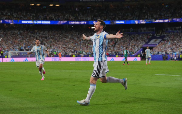 Messi lập siêu phẩm, xô đổ loạt cột mốc lịch sử trong ngày ra quân World Cup