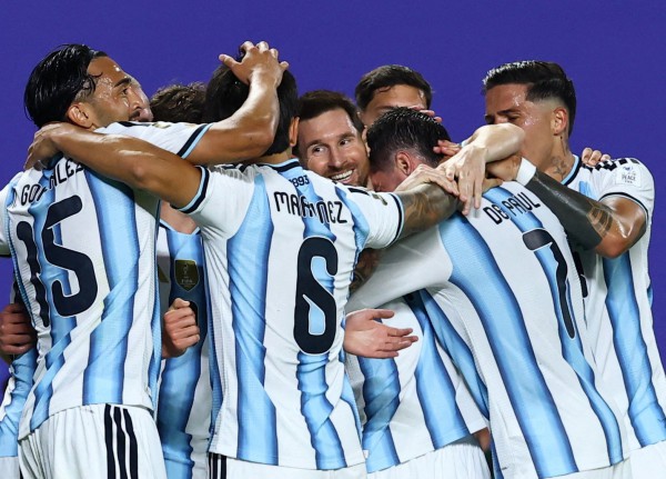 Messi phát biểu cực xúc động sau cú hat-trick lịch sử: Tôi khóc vì...? Messi phát biểu cực xúc động sau cú hat-trick lịch sử: Tôi khóc vì...?