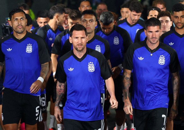 Messi và Ronaldo bất ngờ có cùng thông điệp, thách nhau trận chung kết World Cup?