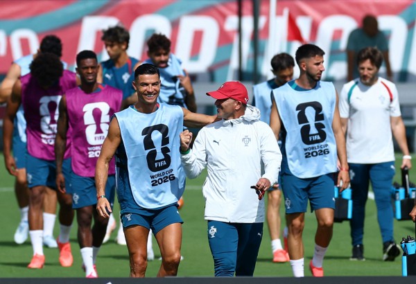 Ronaldo lên tiếng giữa cơn bão nội bộ đội tuyển Bồ Đào Nha xung đột dữ dội Ronaldo lên tiếng giữa cơn bão nội bộ đội tuyển Bồ Đào Nha xung đột dữ dội