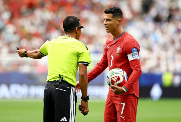 Ronaldo phớt lờ khi phóng viên nhắc đến Messi: 'Mời hỏi câu khác'