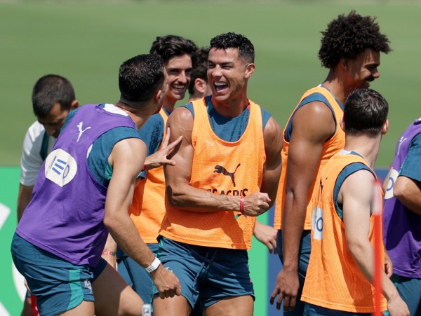 Sao M.U bảo vệ quyết liệt Ronaldo, nói lời gay gắt: ‘Có những người không muốn Bồ Đào Nha thắng’ Sao M.U bảo vệ quyết liệt Ronaldo, nói lời gay gắt: ‘Có những người không muốn Bồ Đào Nha thắng’