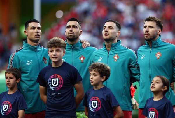 Sao M.U bảo vệ quyết liệt Ronaldo, nói lời gay gắt: ‘Có những người không muốn Bồ Đào Nha thắng’ Sao M.U bảo vệ quyết liệt Ronaldo, nói lời gay gắt: ‘Có những người không muốn Bồ Đào Nha thắng’
