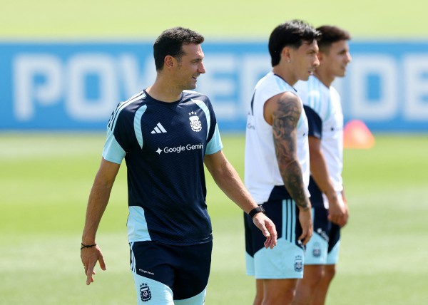 Scaloni đáp trả HLV Ancelotti khi chê Argentina ‘đá chậm’, tiết lộ Messi rất ổn Scaloni đáp trả HLV Ancelotti khi chê Argentina ‘đá chậm’, tiết lộ Messi rất ổn
