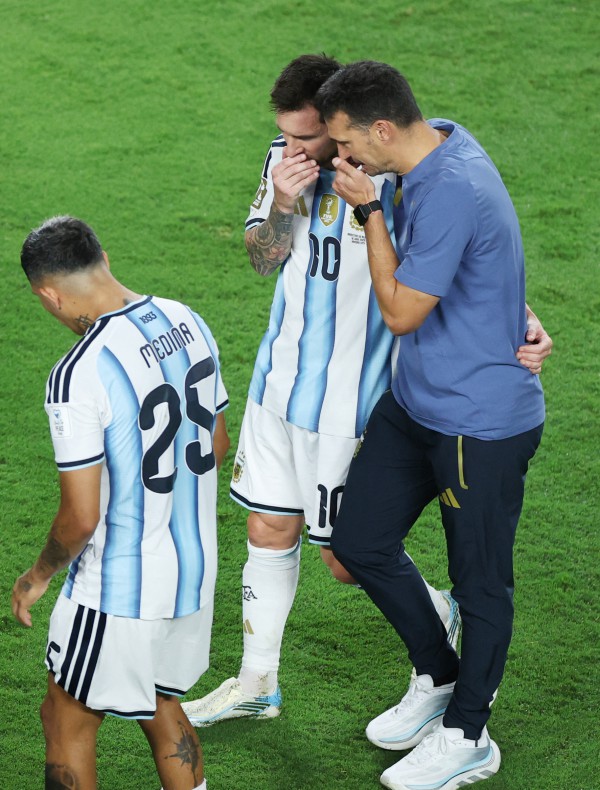 Scaloni đáp trả HLV Ancelotti khi chê Argentina ‘đá chậm’, tiết lộ Messi rất ổn Scaloni đáp trả HLV Ancelotti khi chê Argentina ‘đá chậm’, tiết lộ Messi rất ổn