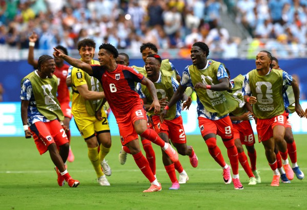 Sốc: 'Cá mập xanh' Cabo Verde sáng cửa hơn Uruguay: Vozinha đối đầu Messi ở vòng 32 đội? Sốc: 'Cá mập xanh' Cabo Verde sáng cửa hơn Uruguay: Vozinha đối đầu Messi ở vòng 32 đội?