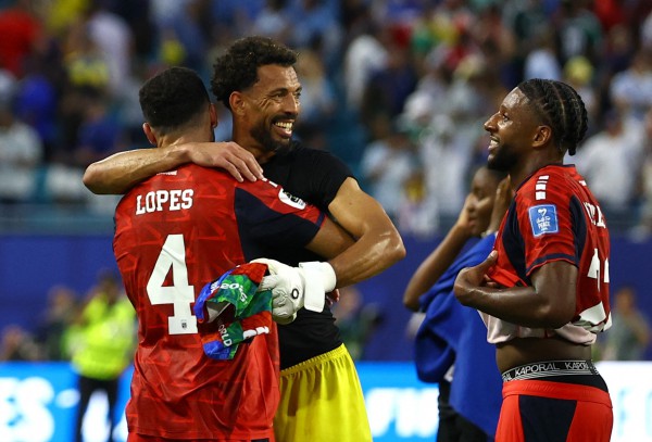 Sốc: 'Cá mập xanh' Cabo Verde sáng cửa hơn Uruguay: Vozinha đối đầu Messi ở vòng 32 đội? Sốc: 'Cá mập xanh' Cabo Verde sáng cửa hơn Uruguay: Vozinha đối đầu Messi ở vòng 32 đội?