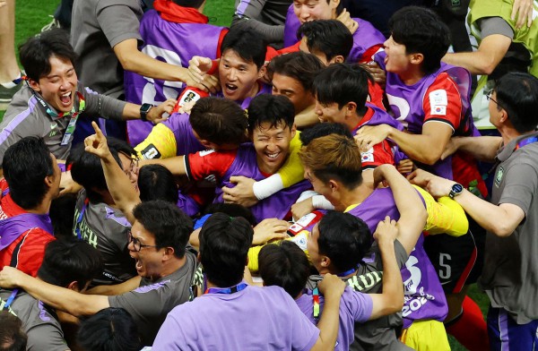 Son Heung-min mờ nhạt, Hàn Quốc vẫn thắng kịch tính: Đẳng cấp 'chiến binh Taeguk' Son Heung-min mờ nhạt, Hàn Quốc vẫn thắng kịch tính: Đẳng cấp 'chiến binh Taeguk'