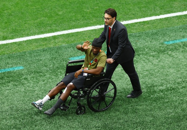 Tiền đạo Canada xuất hiện trên xe lăn sau chấn thương kinh hoàng, FIFA phạt nguội cực nặng sao Qatar