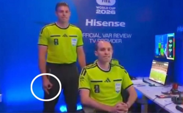 Trọng tài châu Á có hành động gây sốc ở World Cup, FIFA điều tra khẩn cấp Trọng tài châu Á có hành động gây sốc ở World Cup, FIFA điều tra khẩn cấp