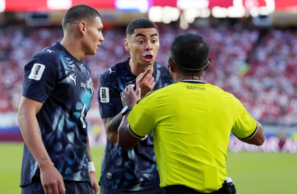 Vi phạm luật mới FIFA, che miệng khi tranh cãi: Bellingham của Anh lại thoát thẻ đỏ, vì sao?