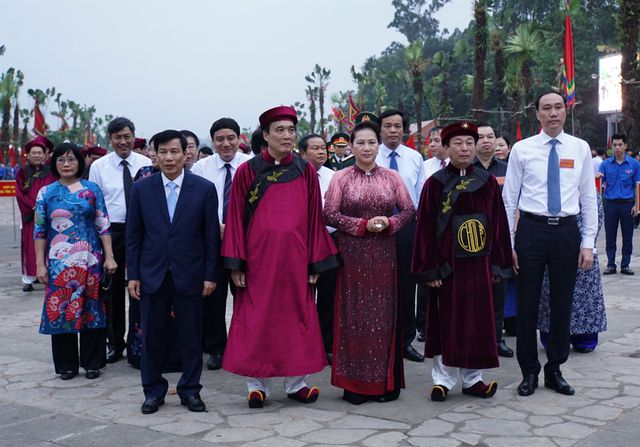 Chủ tịch Quốc hội Nguyễn Thị Kim Ngân cùng đoàn đại biểu chuẩn bị khởi hành từ sân trung tâm lên Đền Thượng để dâng hương tưởng nhớ các Vua Hùng.