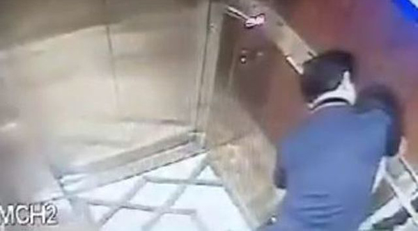 Hình ảnh gã đàn ông sàm sỡ bé gái trong thang máy được cho là xảy ra ở quận 4, TPHCM