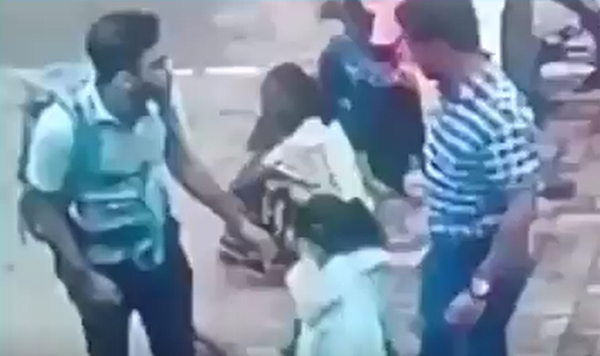 Nghi phạm đeo ba lô (trái) trước khi bước vào nhà thờ St. Sebastian hôm 21/4. (Ảnh: Twitter)