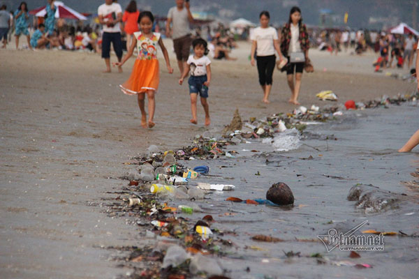 Bãi tắm Hạ Long rác đủ loại lềnh phềnh, trẻ nhỏ hồn nhiên ngụp lặn