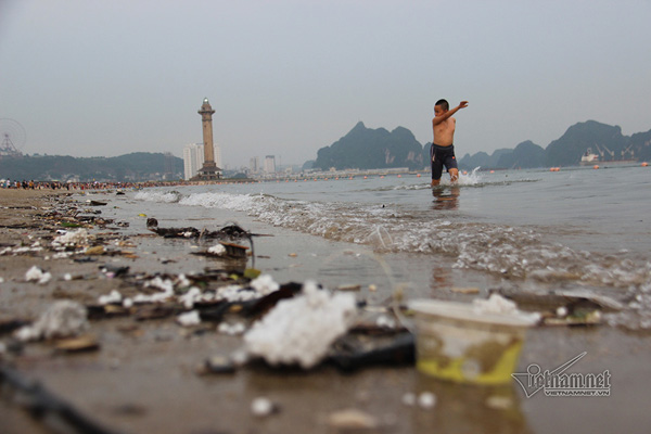 Bãi tắm Hạ Long rác đủ loại lềnh phềnh, trẻ nhỏ hồn nhiên ngụp lặn