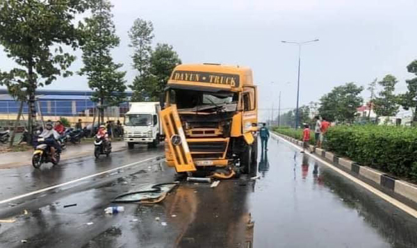 Chở con đi chơi lễ, một phụ nữ bị xe đầu kéo cán chết thương tâm