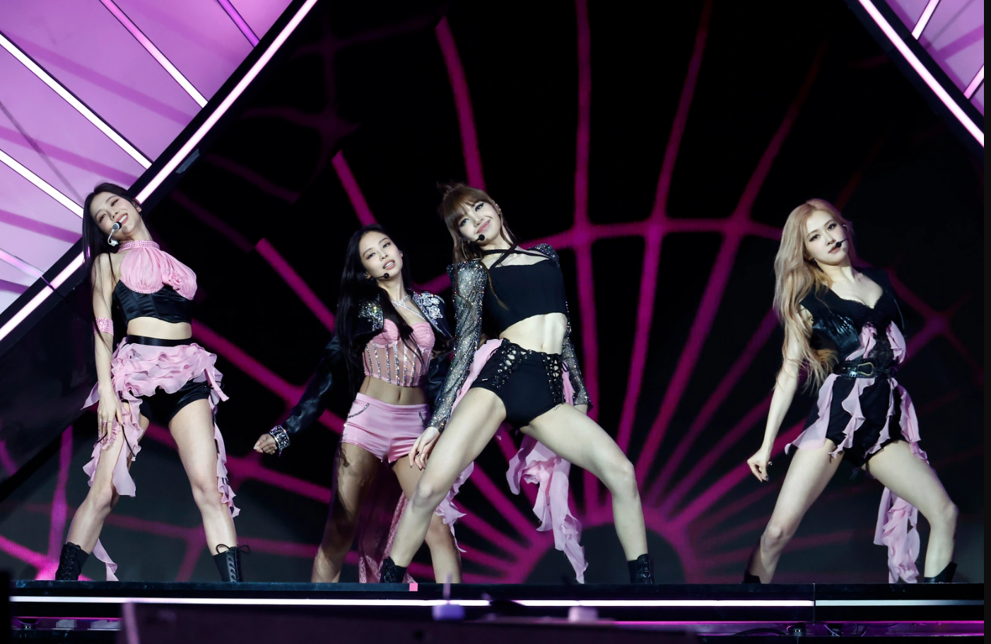 BLACKPINK được gọi là "huyền thoại" sau 2 tiếng biểu diễn tại Coachella 2023