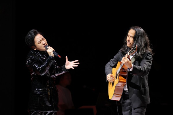 Bữa tiệc âm nhạc mãn nhãn, đầy cảm xúc của Tùng Dương sau 20 năm ca hát