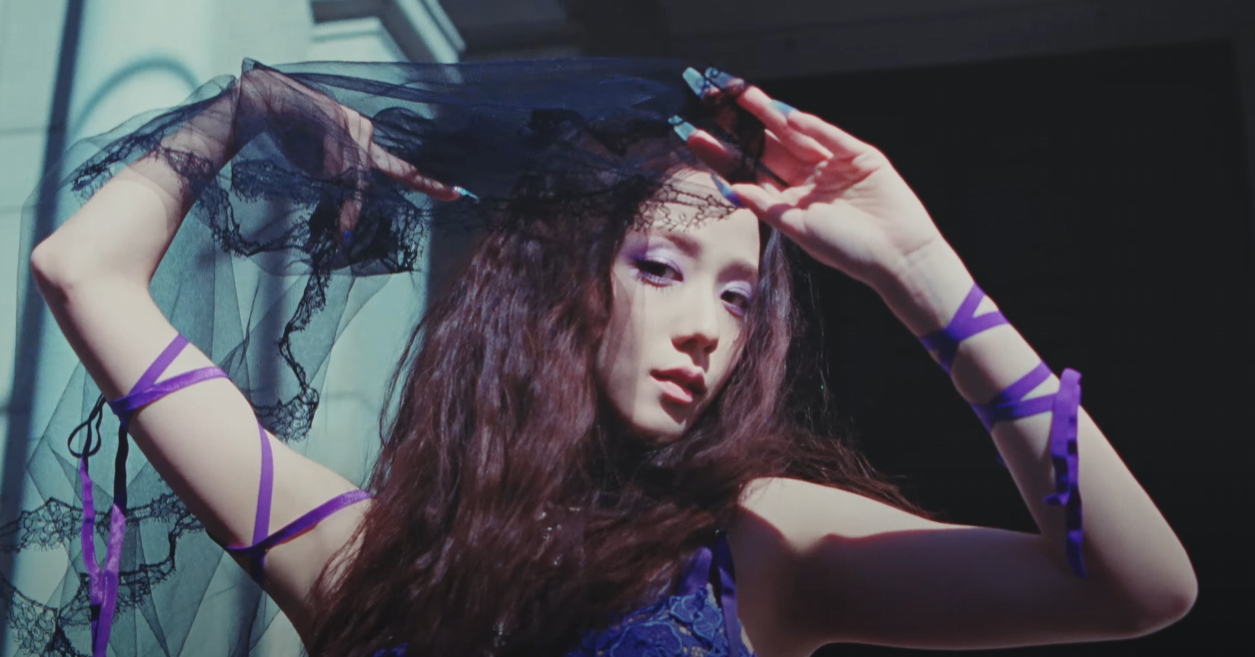 Jisoo (BLACKPINK) biến hóa đầy sắc màu trong MV solo đầu tay