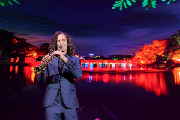 Kenny G nói tiếng Việt, thăng hoa trong đêm nhạc ở Hà Nội