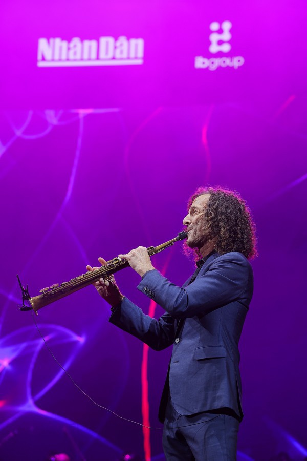 Kenny G nói tiếng Việt, thăng hoa trong đêm nhạc ở Hà Nội