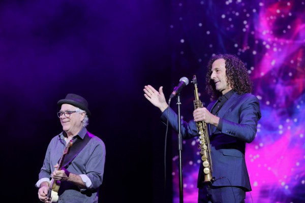 Kenny G nói tiếng Việt, thăng hoa trong đêm nhạc ở Hà Nội