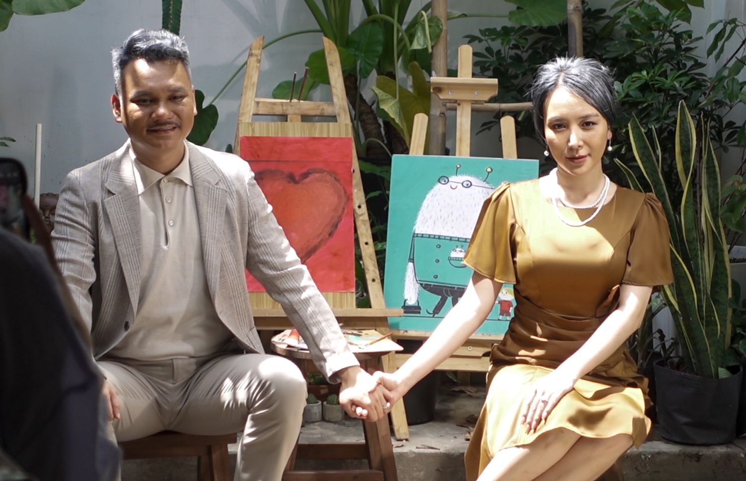 Khắc Việt và bà xã “tình bể bình” trong MV Sau này chúng ta giàu