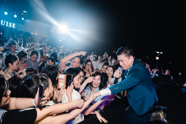 Lam Trường khiến fans trở về hồi ức tuổi thơ trên sân khấu "Love in the Bay"