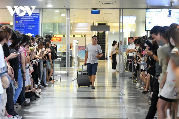 Người hâm mộ chen chân ở sân bay Nội Bài chờ nhóm nhạc Blackpink