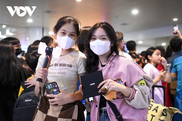 Người hâm mộ chen chân ở sân bay Nội Bài chờ nhóm nhạc Blackpink