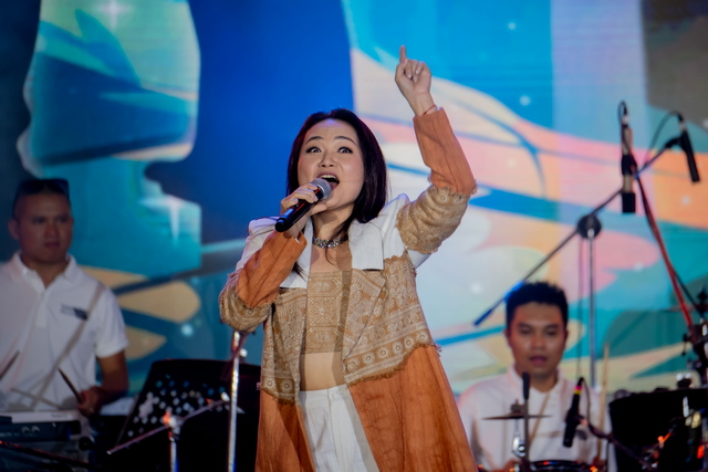 Phương Mỹ Chi hát "Bài ca đất phương Nam", "biển người" hào hứng hòa giọng cùng Cine Show