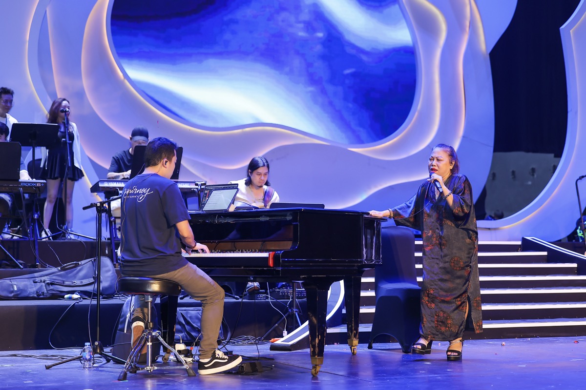 Phương Thanh thân thiết bên dàn ca sĩ nổi tiếng trong buổi duyệt concert