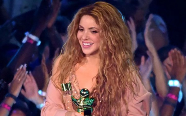 Shakira – Nghệ sĩ Nam Mỹ đầu tiên được trao giải Video Vanguard tại VMAs