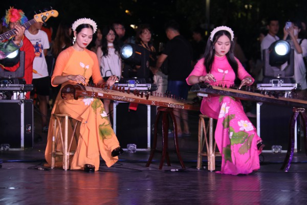 Thưởng thức âm nhạc truyền thống tại phố đi bộ Nguyễn Huệ