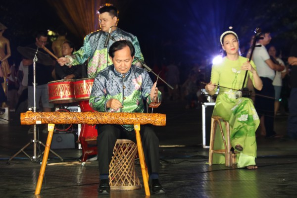 Thưởng thức âm nhạc truyền thống tại phố đi bộ Nguyễn Huệ