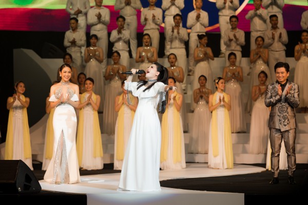 Tuyết Nga thể hiện giọng ca ngọt ngào trong đêm nhạc của cô giáo – ca sĩ Anh Thơ
