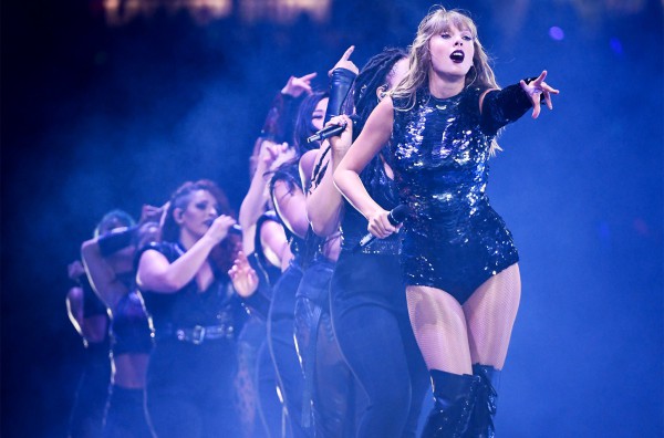 Xém tí nữa thì Taylor Swift “bỏ túi” thêm một kỷ lục thập kỷ, nhưng nào ngờ lại bị nữ nghệ sĩ này soán ngôi